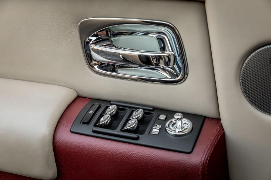 Детали интерьера Rolls-Royce Phantom EWB 2007 года  (NA) (фото 65 из 105)